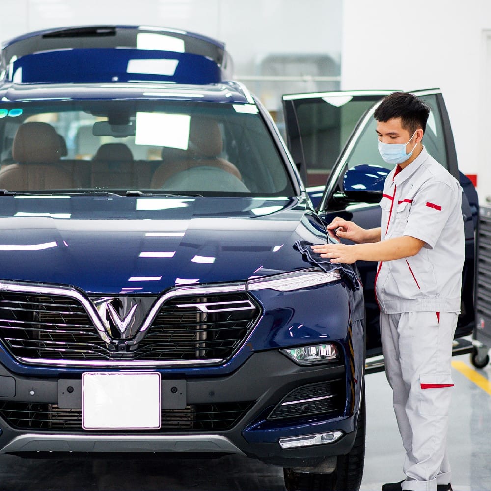 Khu vực bảo dưỡng hiện đại tại một trung tâm VinFast ở TPHCM với thiết bị tân tiến