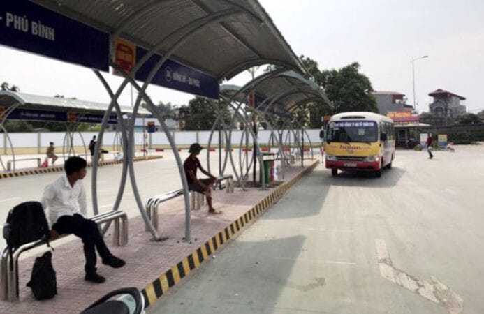 Khu vực chờ xe buýt tại bến xe Thái Nguyên có mái che