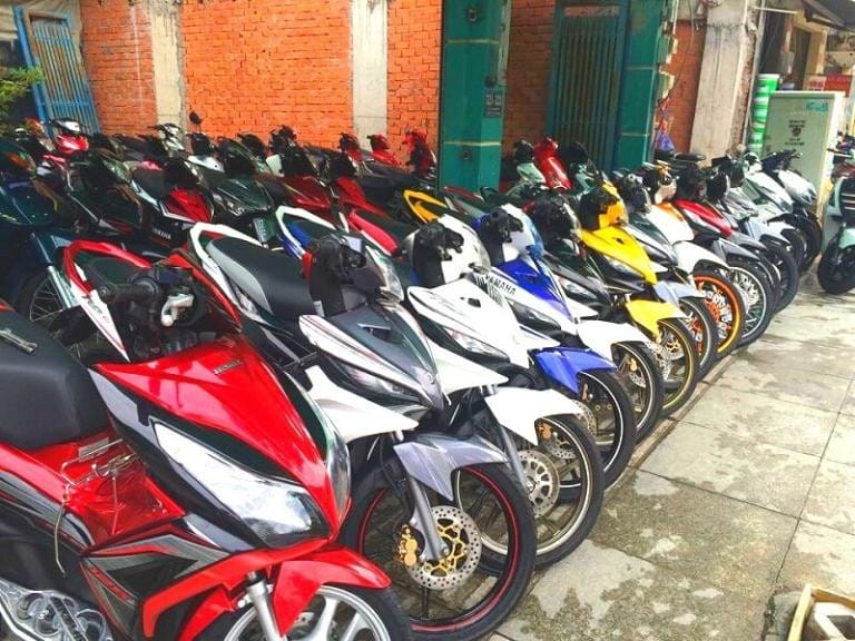 Khu vực đậu xe máy cho thuê của cửa hàng Hai Nha tại Nghĩa Lộ Yên Bái