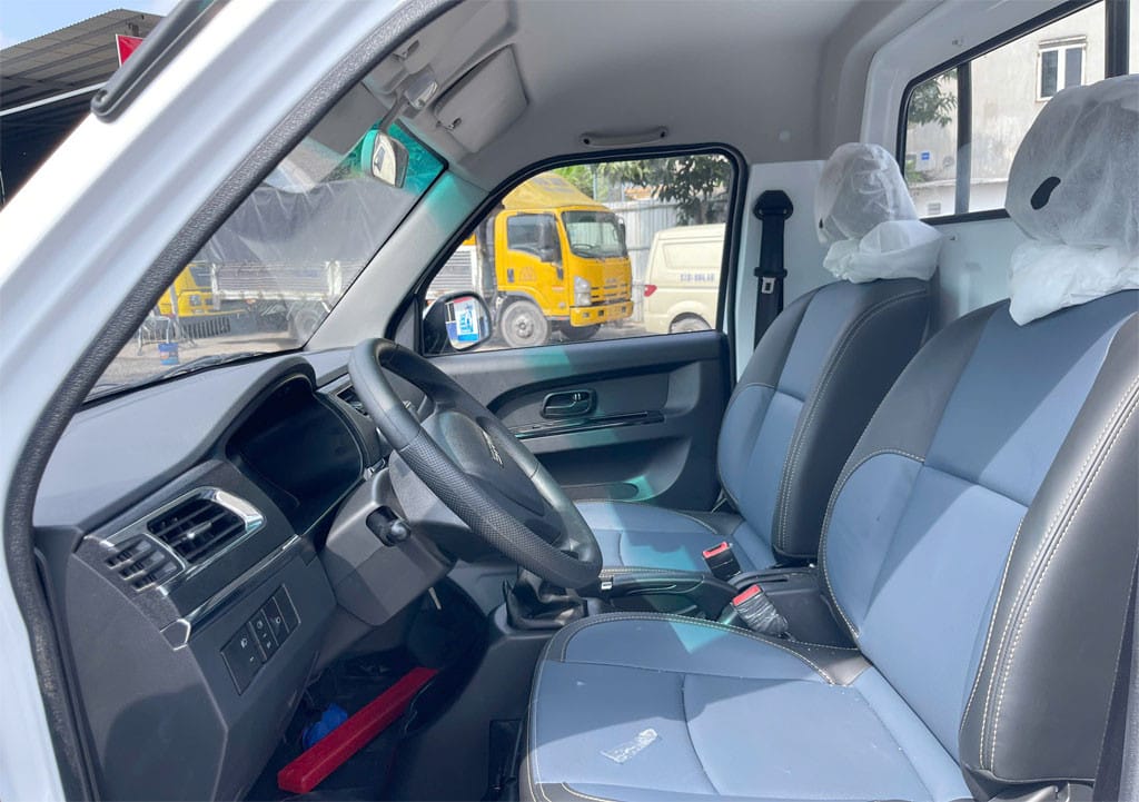 Khu vực điều khiển hiện đại của xe tải SRM 990kg T35
