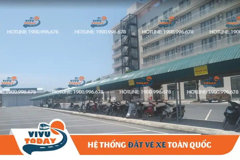 Khu vực đỗ xe chờ khách lên chuyến tại **bến xe trung tâm Hà Nam**.