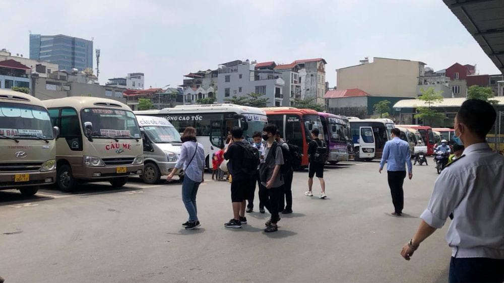 Khu vực đỗ xe rộng rãi tại bến xe Phúc Yên