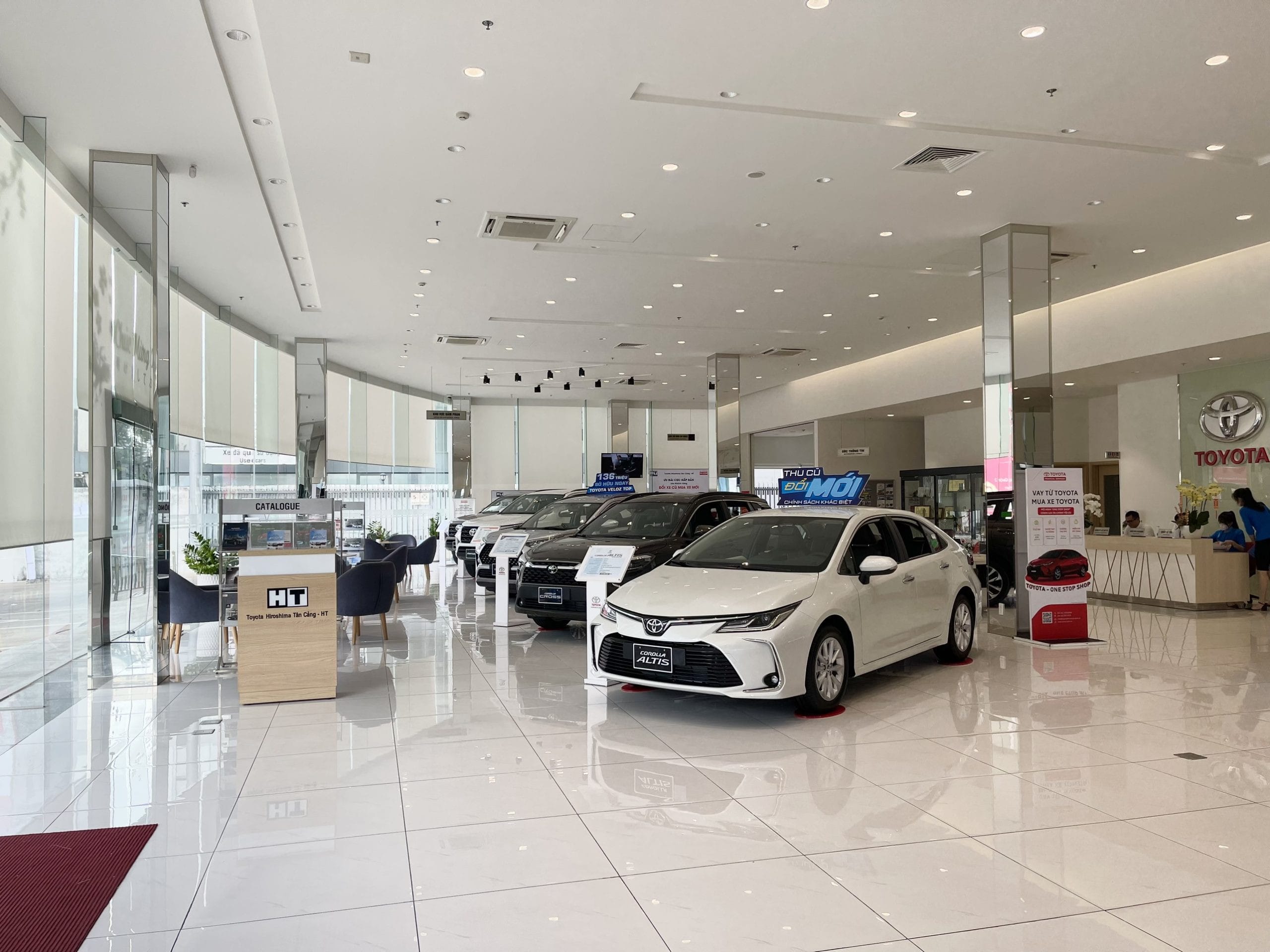 Khu vực trưng bày xe tại Toyota Hiroshima Tân Cảng