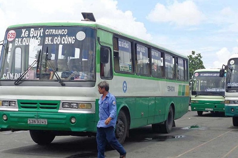 Khung cảnh bến xe Quận 8 vào giờ cao điểm