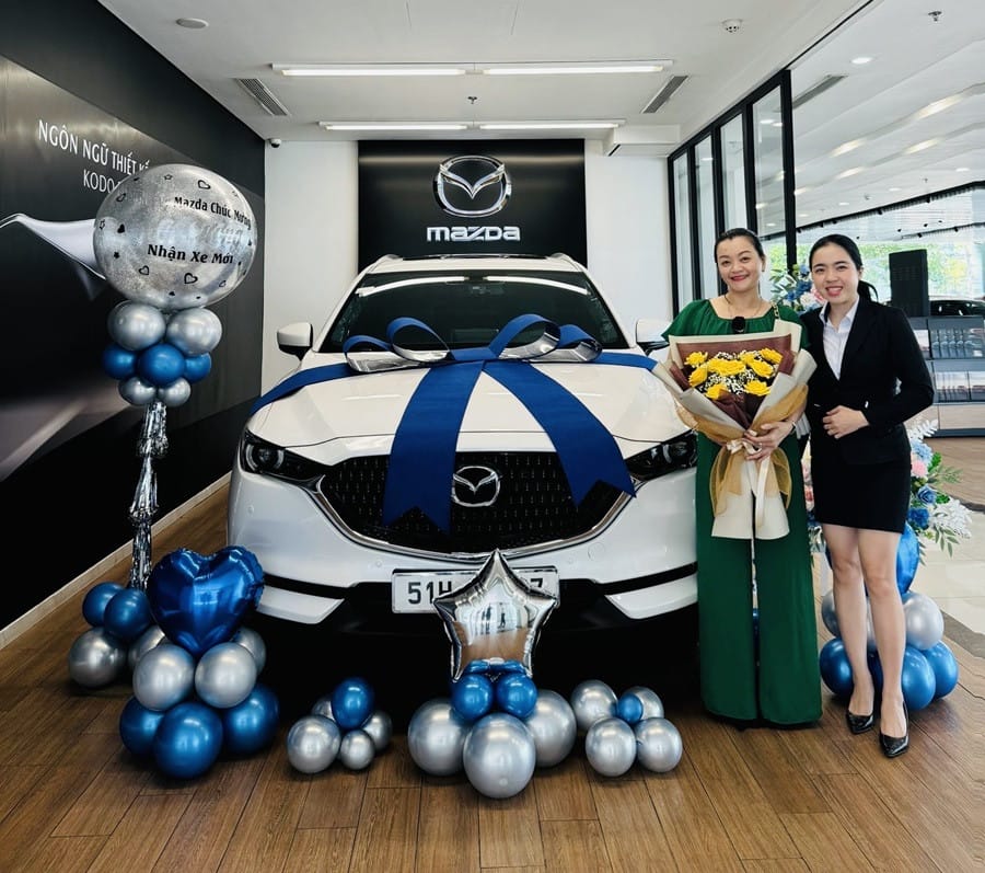 Khung cảnh ngoại thất Mazda CX-8 màu xanh dương, tìm hiểu giá lăn bánh