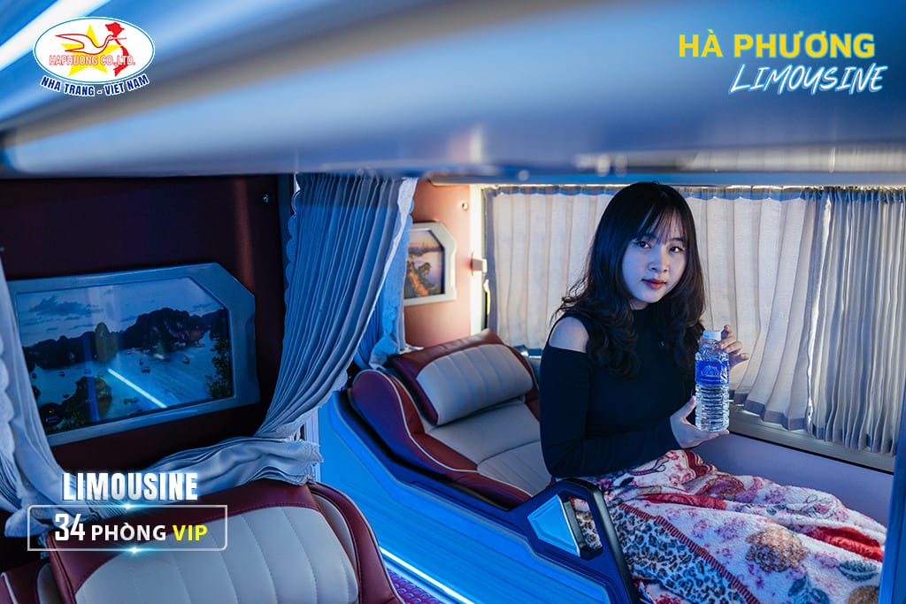 Khung cảnh nội thất xe giường nằm Hạnh Cafe Mũi Né từ lối đi, thể hiện không gian rộng rãi và sạch sẽ.