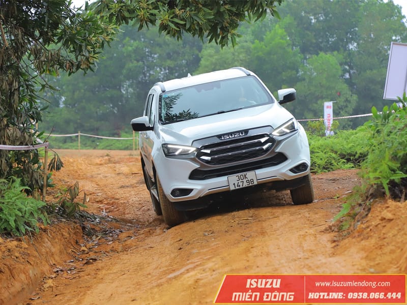 Khung gầm chắc chắn và độ bền bỉ của Isuzu mu-X, yếu tố quan trọng ảnh hưởng đến giá trị lâu dài của xe.