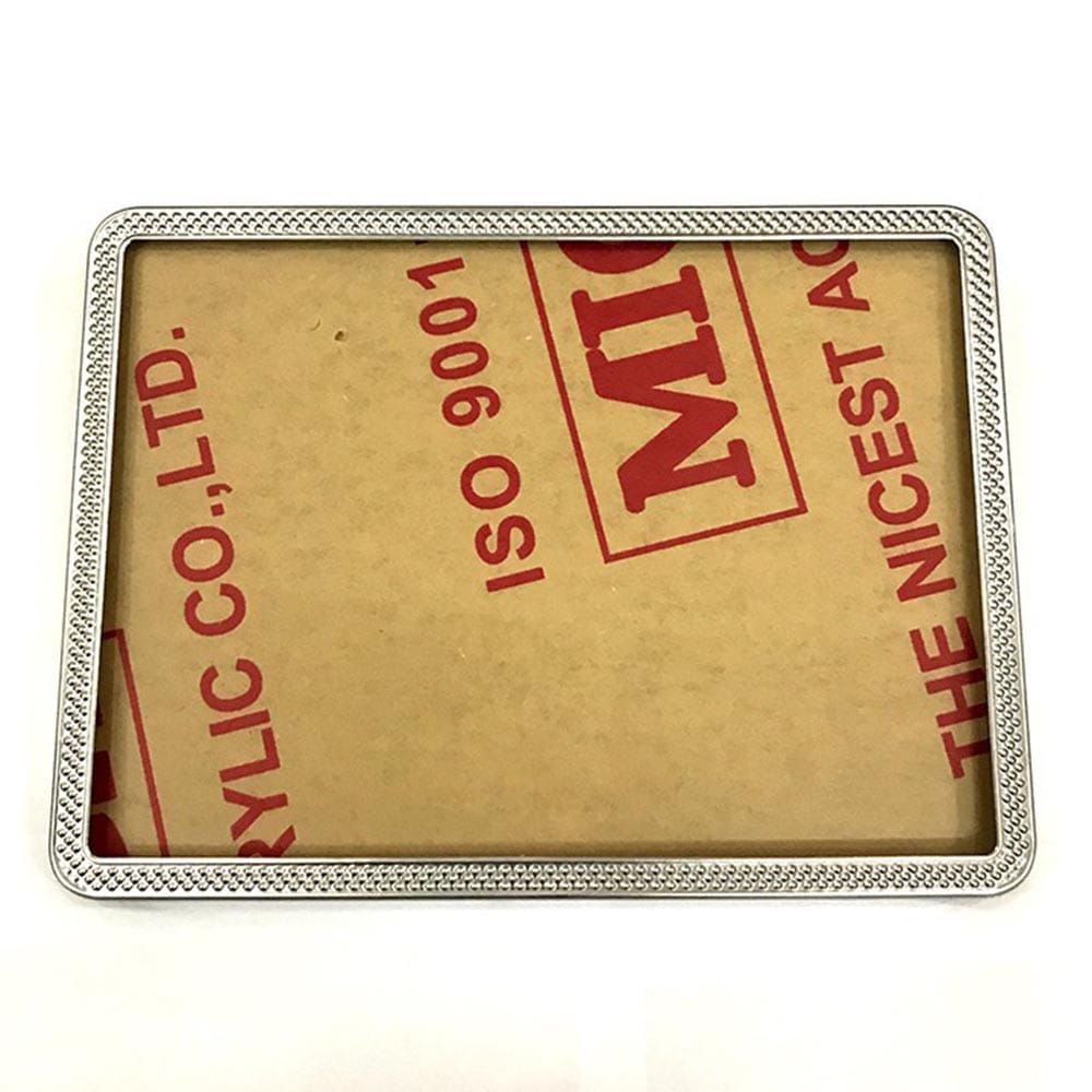 Khung inox chấm bi độc đáo khi ép biển ô tô, tăng tính thẩm mỹ và độ bền cho biển số.