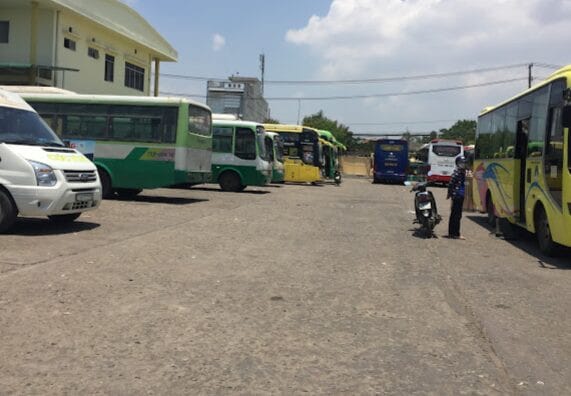 Khuôn viên bên trong bến xe liên tỉnh Phú Yên với không gian chờ và các quầy dịch vụ
