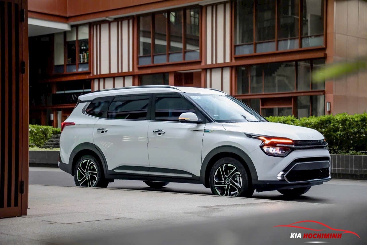 Kia Carens 2025 với thiết kế ngoại thất hiện đại và kích thước lớn