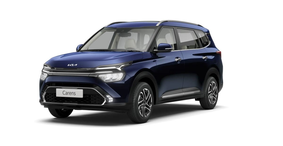 KIA Carens 7 chỗ màu đỏ năng động, được thiết kế nhỏ gọn và kiểu dáng thể thao hiện đại, rất phù hợp cho việc di chuyển linh hoạt trong môi trường đô thị, là mẫu xe đa dụng KIA 7 chỗ được ưa chuộng.