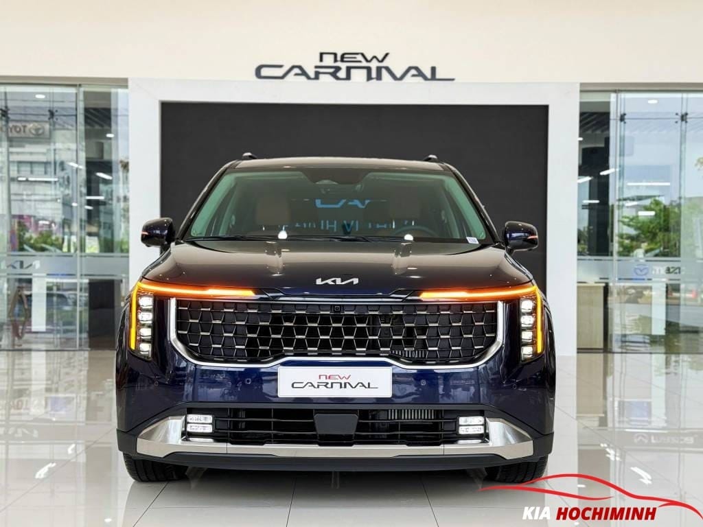 Kia Carnival 2025 với mặt trước là sự kết hợp độc đáo của thiết kế đặc trưng mũi hổ và sự sắp đặt tinh tế theo phong cách của “Dàn nhạc giao hưởng” liền mạch với hệ thống đèn chiếu sang đặt dọc