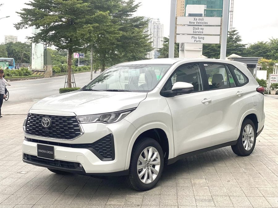 Kia Carnival hiện đại màu trắng, biểu tượng của sự sang trọng trong phân khúc thuê xe tự lái 7 chỗ quận 7