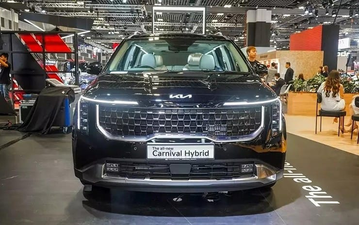 Kia Carnival màu đen FSB