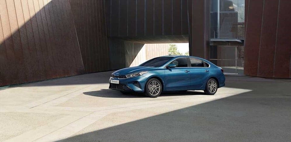 KIA Cerato màu trắng đang đỗ