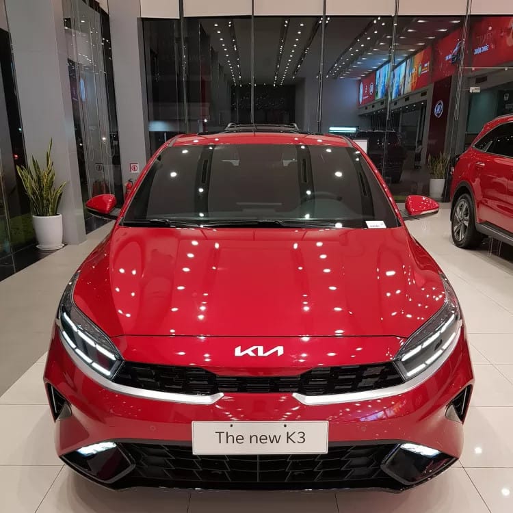 Kia K3 mới màu đỏ năng động trên đường phố