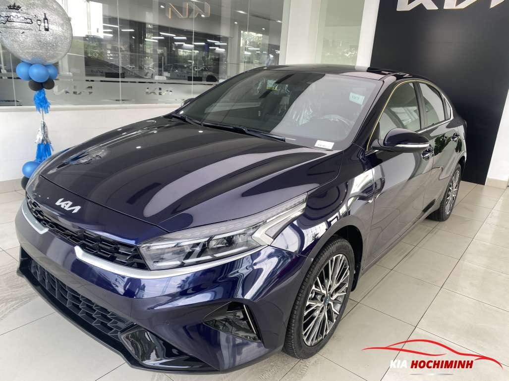 Kia K3 mới với tông màu xanh tím độc đáo