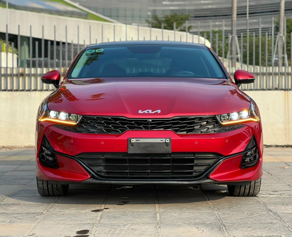 Kia K5 2025 màu đỏ rực rỡ mang phong cách thể thao và sang trọng