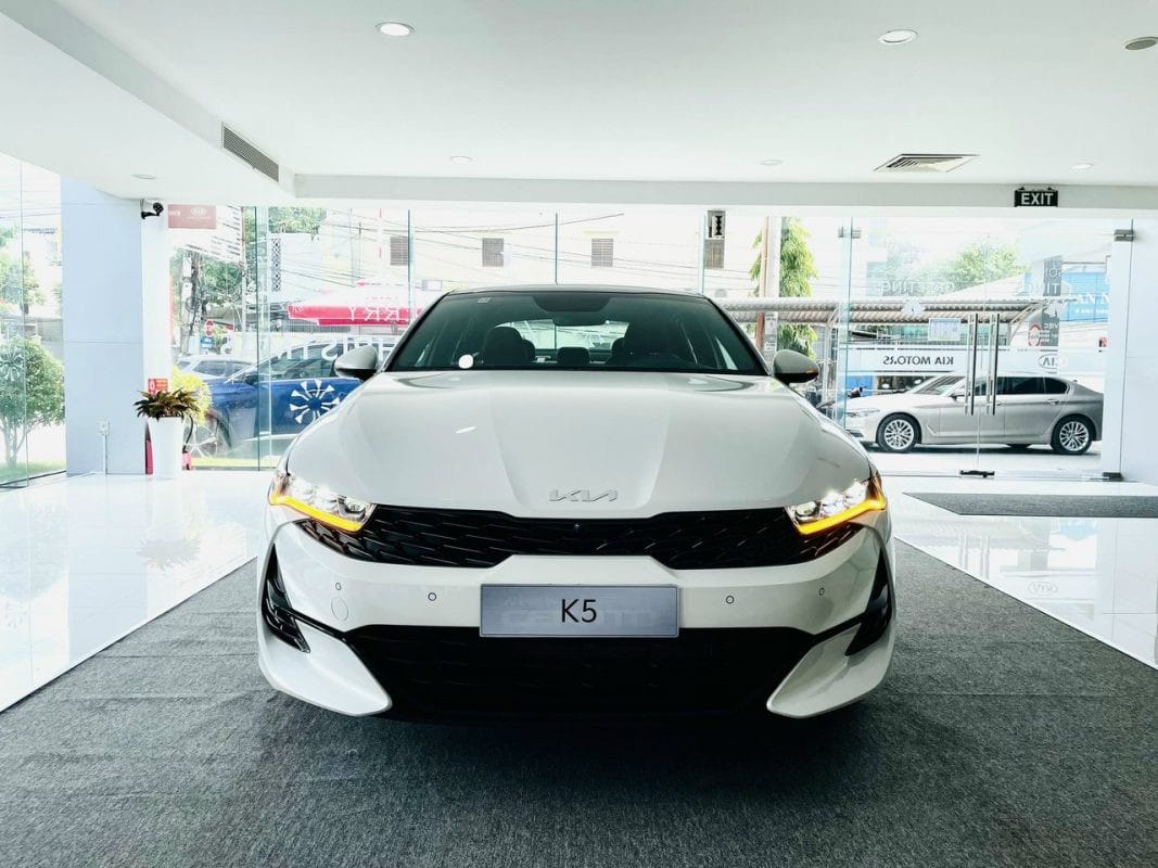 Kia K5 2025 màu trắng tinh tế, là lựa chọn phổ biến của nhiều khách hàng