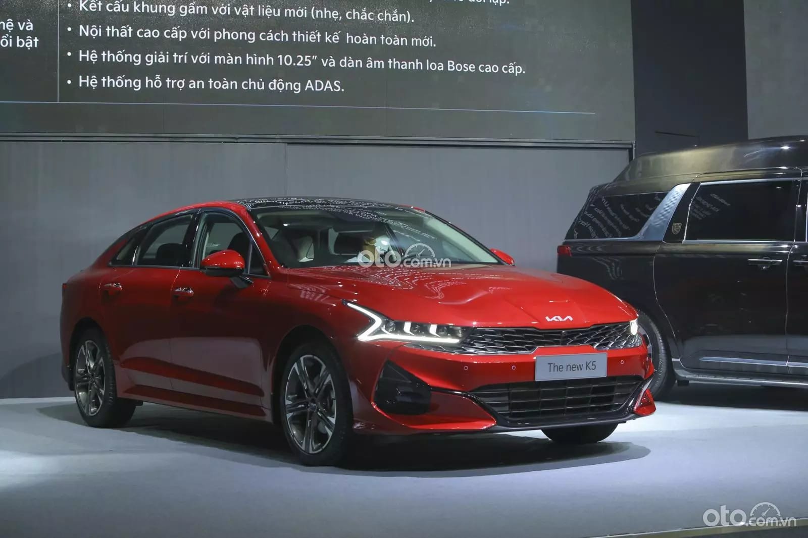 KIA K5 màu trắng đang di chuyển trên đường, thể hiện thiết kế hiện đại và năng động, phản ánh giá xe KIA K5 hấp dẫn.