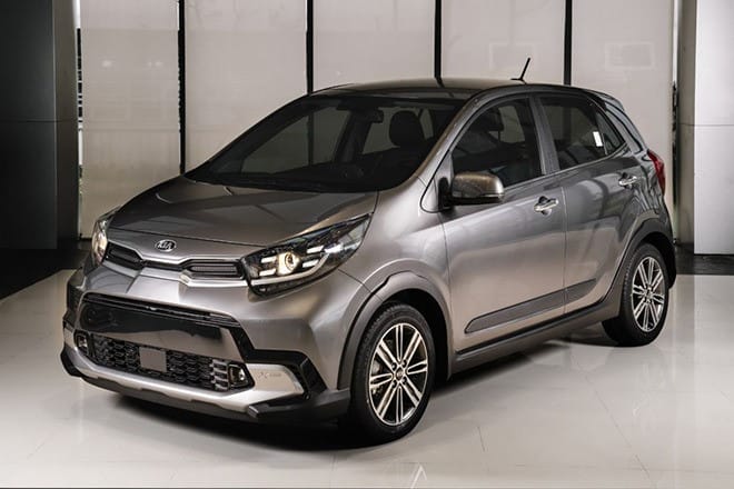 Kia Morning 2024 màu trắng tinh tế, đứng cạnh mẫu xe màu xám và xanh, thể hiện sự đa dạng về màu sắc