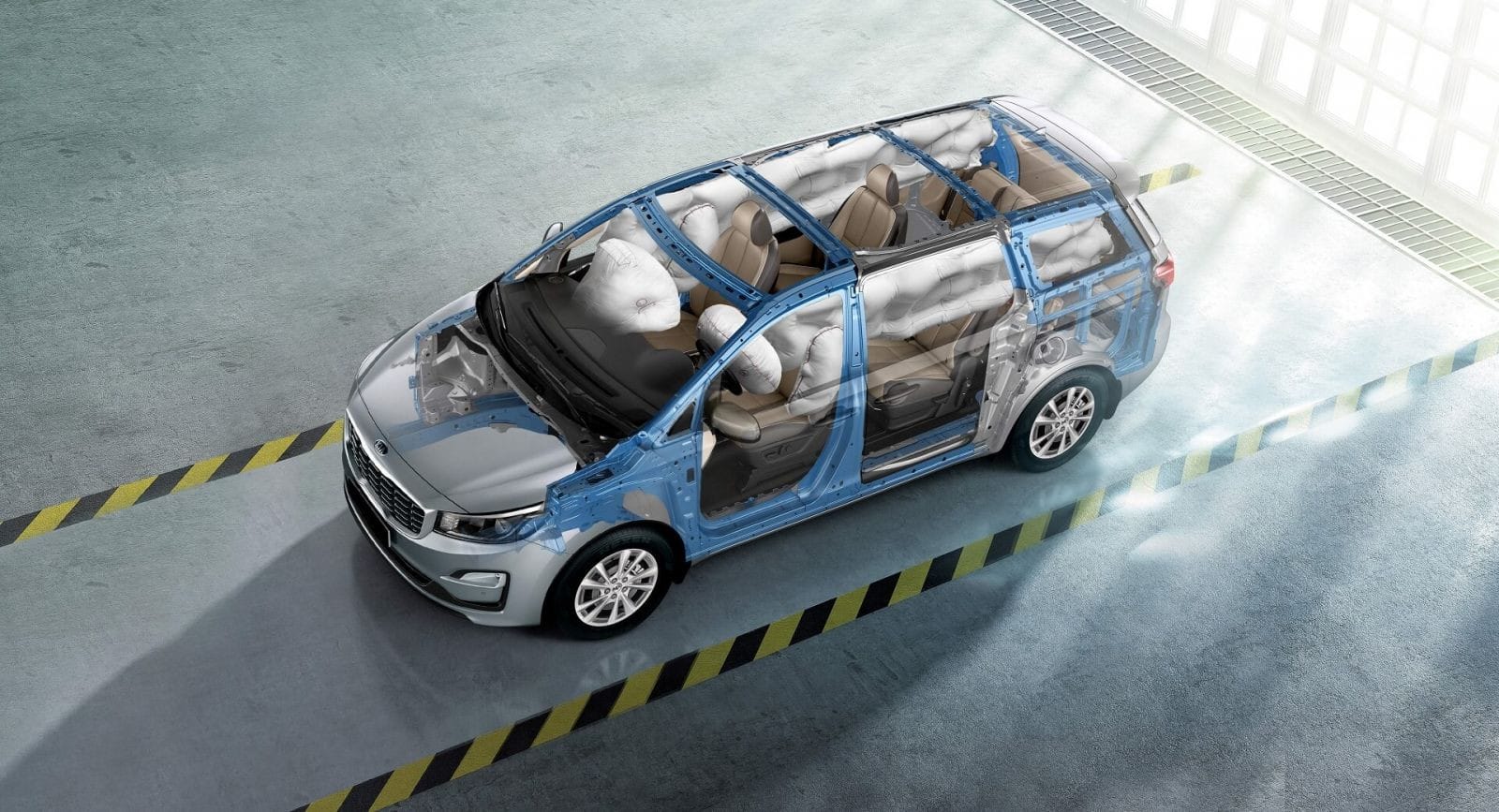 Kia Sedona màu đỏ năng động, biểu tượng cho khả năng vận hành và an toàn của mẫu xe.