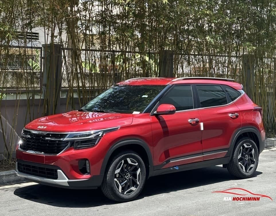 Kia Seltos màu đỏ nổi bật, thể hiện phong cách cá tính và năng động của xe Kia 5 chỗ Seltos.