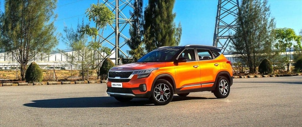 Kia Seltos màu xanh đang di chuyển