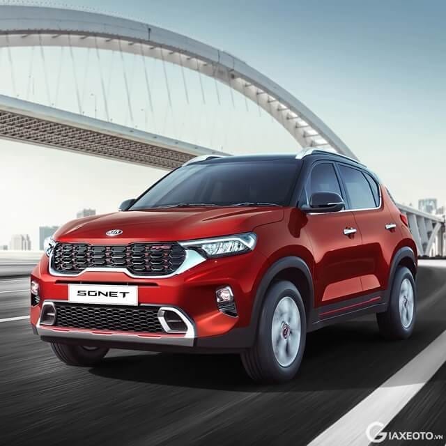Kia Sonet màu vàng đỗ trên đường
