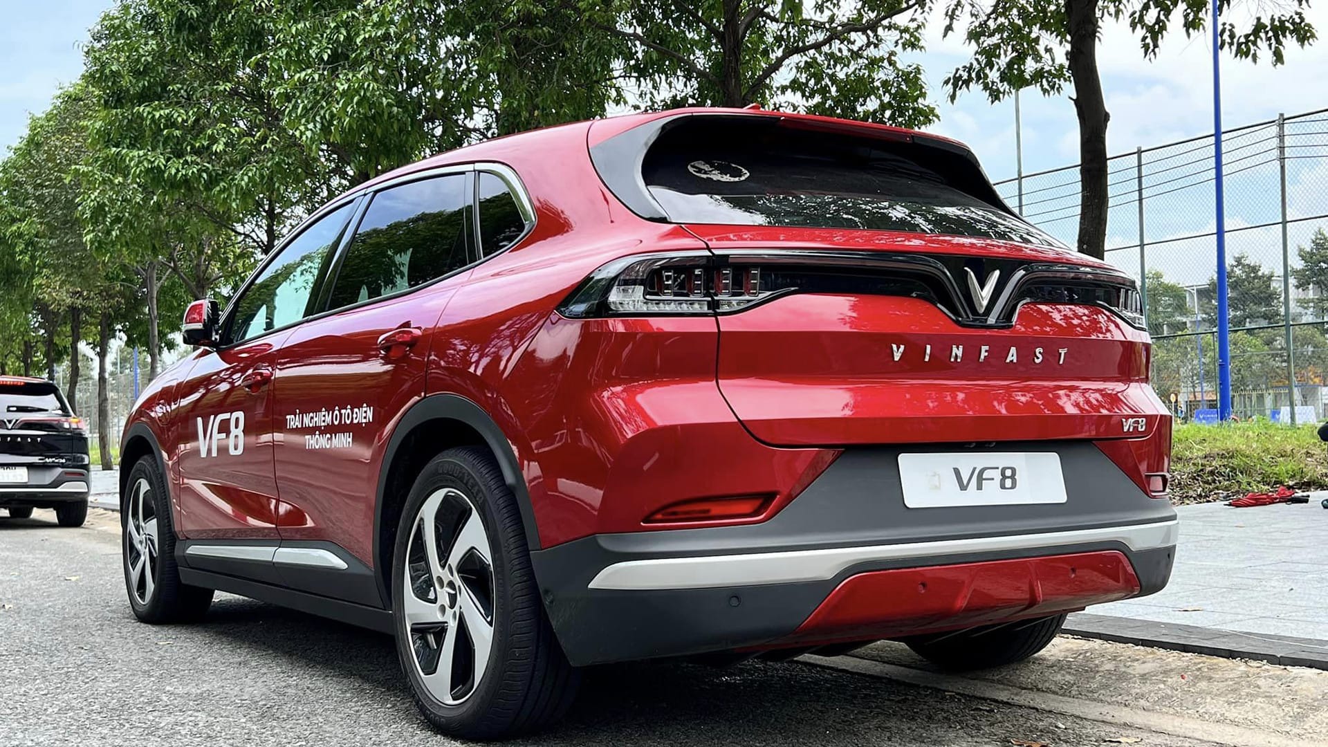 Kích thước tổng thể của VinFast VF 8, một mẫu SUV điện hạng D.