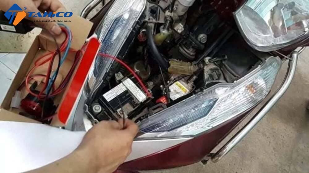 Kiểm tra ắc quy xe Vision khi không lên điện