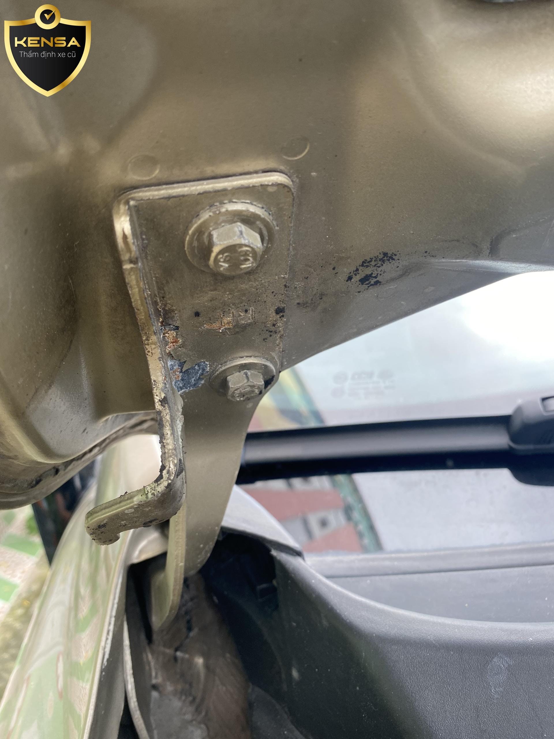 Kiểm tra các ốc tán dưới nắp capo xe Captiva 2008 cũ, tìm kiếm dấu hiệu tháo lắp hoặc sửa chữa liên quan đến va chạm