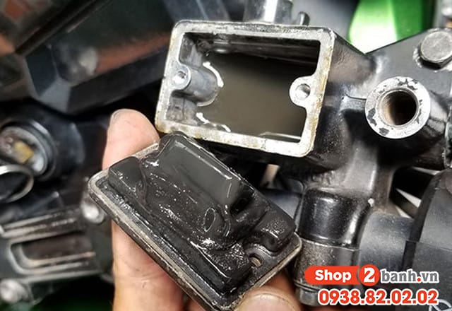Kiểm tra dầu thắng xe máy