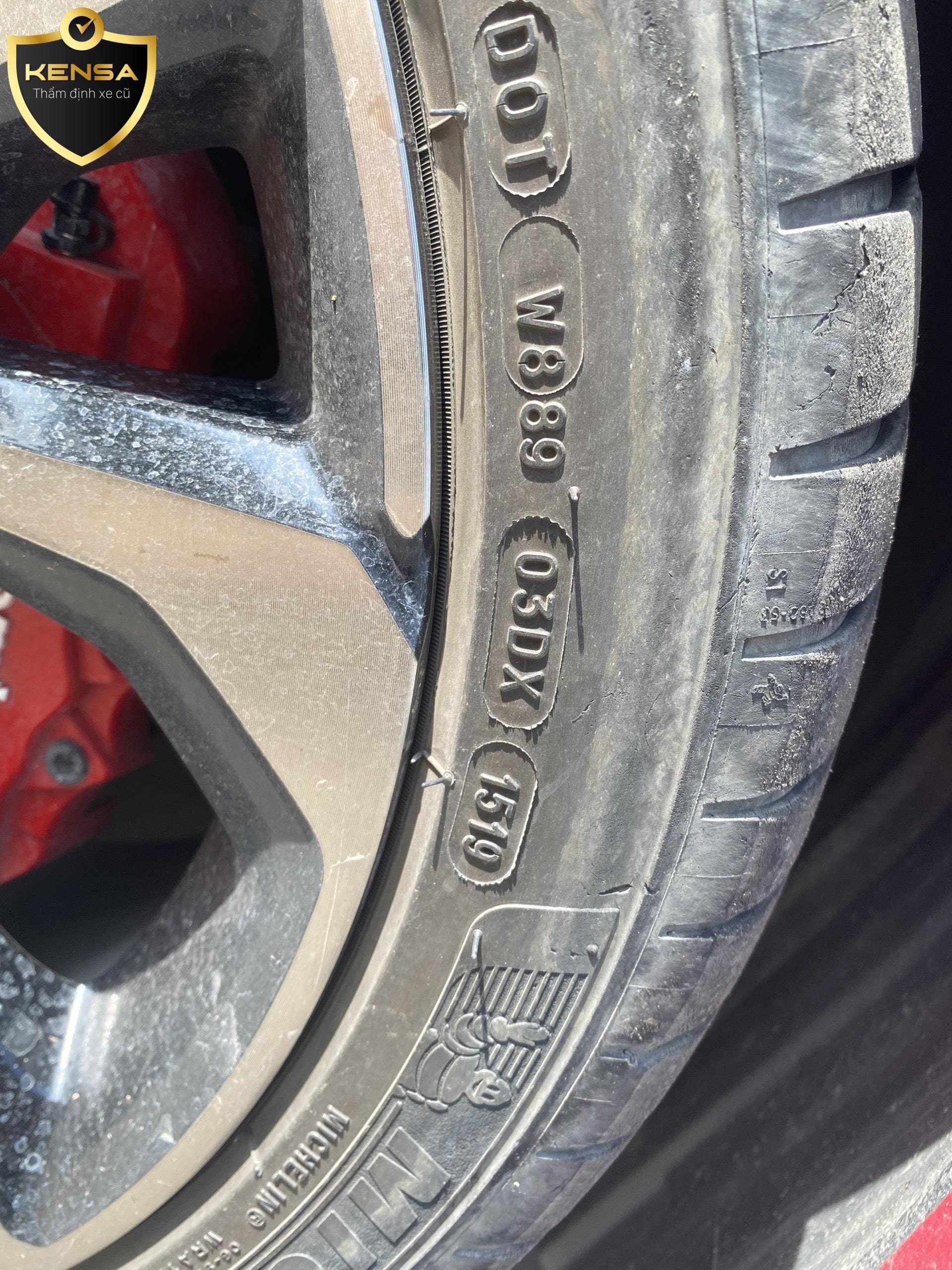 Kiểm tra độ mòn và tuổi đời lốp xe Honda Civic RS cũ, một phần quan trọng khi check xe tai nạn hoặc xe ngập nước