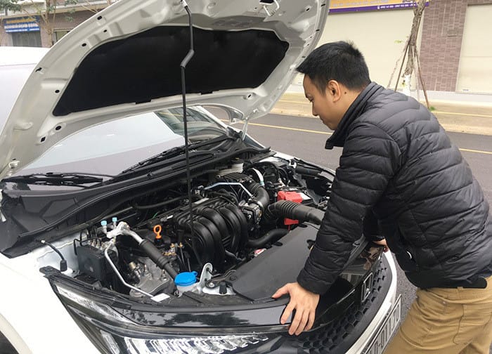 Kiểm tra động cơ xe tải cũ để đảm bảo chất lượng