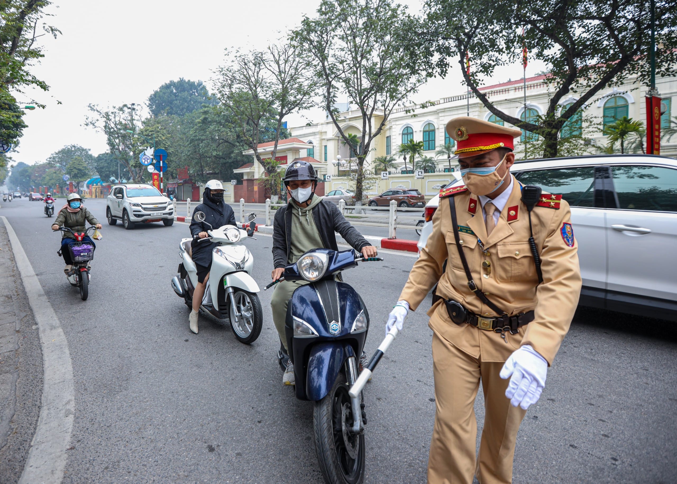 Kiểm tra giấy tờ bằng VNeID