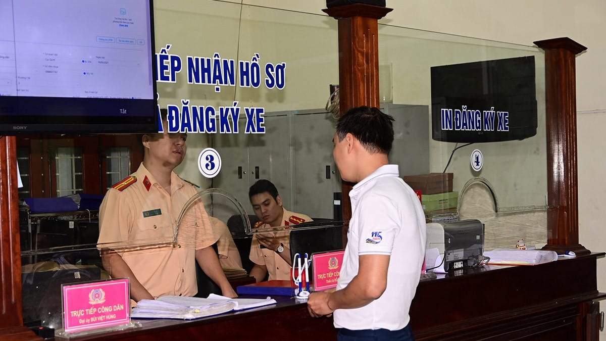 Kiểm tra hồ sơ và giấy tờ xe ô tô tại Phòng Cảnh sát giao thông của tỉnh Bắc Ninh
