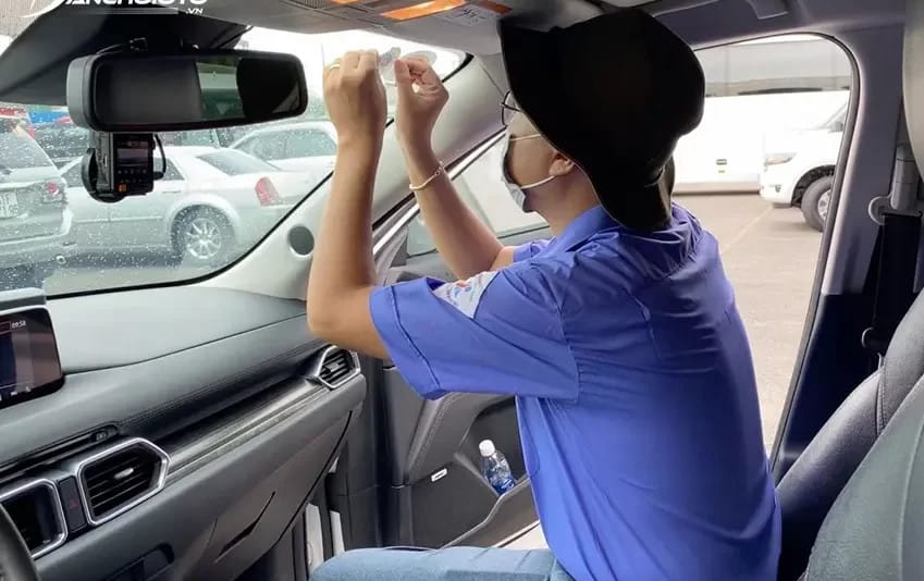 Kiểm tra kính chắn gió của xe tải cũ dưới 100 triệu để phát hiện dấu hiệu tai nạn.