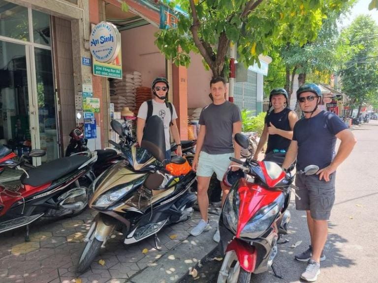 Kiểm tra kỹ lưỡng xe máy trước khi ký hợp đồng thuê xe tại Phan Thiết