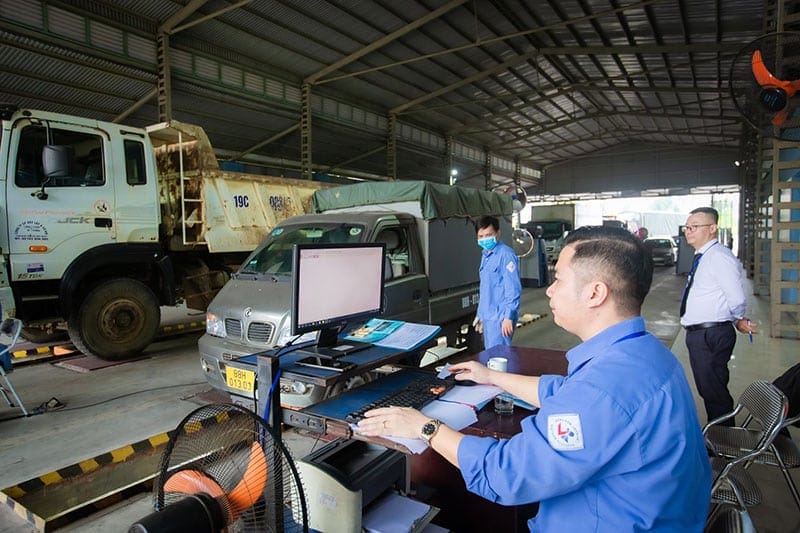 Kiểm tra lốp xe tải chi tiết trong quy trình đăng kiểm định kỳ