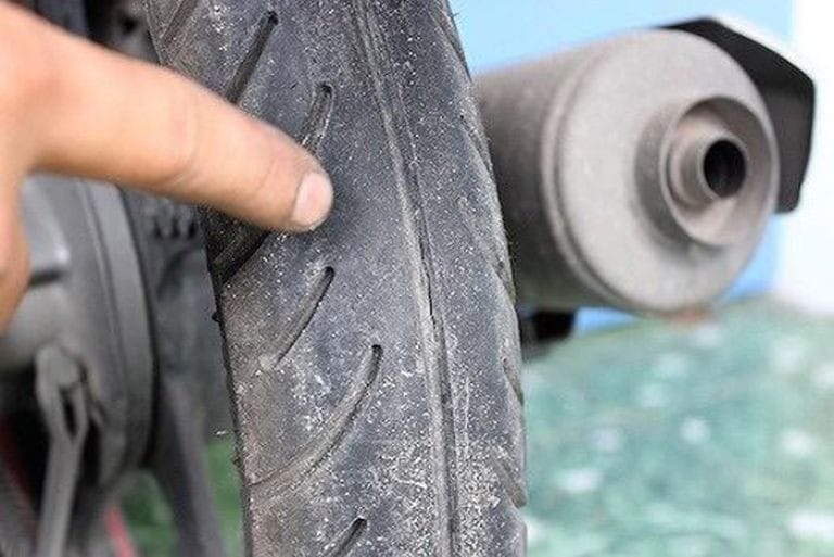 Kiểm tra lốp xe trước khi thuê xe máy Long Xuyên