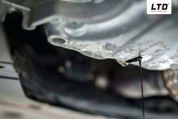 Kiểm tra mức nhớt động cơ để phát hiện sớm xe bị chảy nhớt