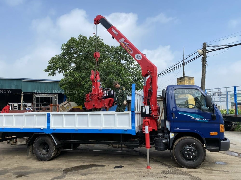 kiểm tra tải trọng xe tải gắn cẩu Hyundai 110XL Unic 344