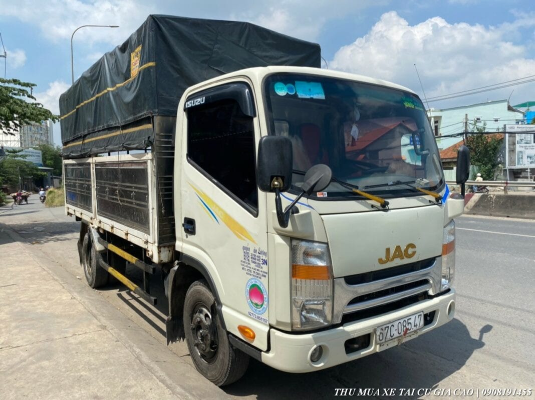 Kiểm tra thân thùng xe tải Jac cũ từ phía sau