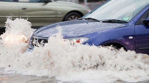 Kiểm tra tình trạng ắc quy ô tô sau khi xe bị ngập nước