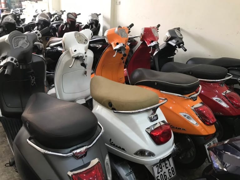 Kiểm tra xe máy đời mới tại dịch vụ thuê xe Hoa Tuấn Bắc Ninh