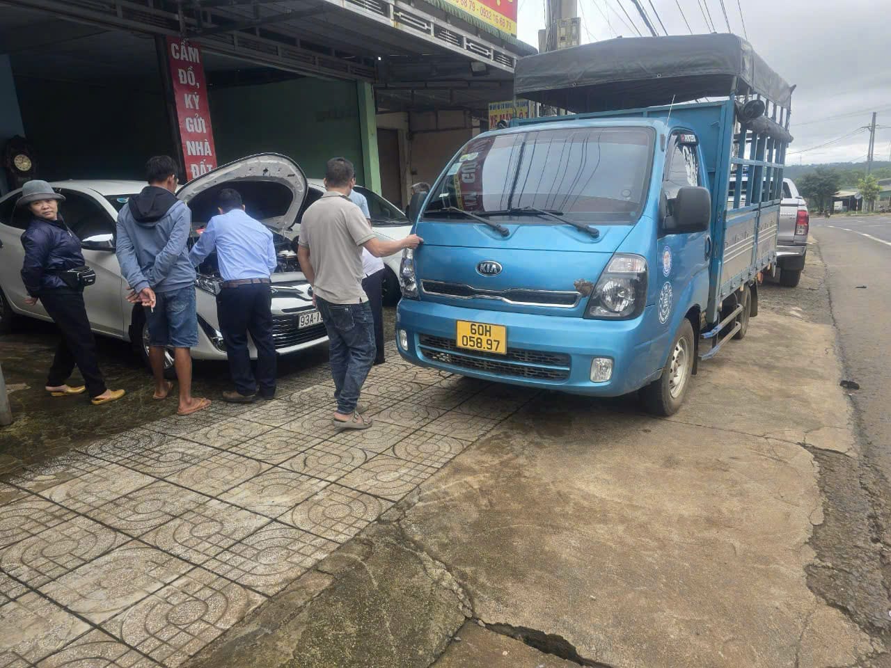 Kiểm tra xe tải cũ kỹ lưỡng