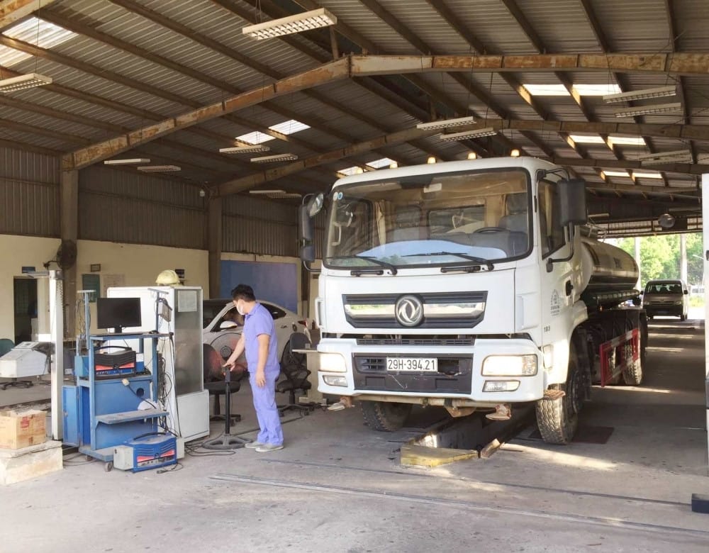 Kiểm tra xe tải tại trung tâm đăng kiểm để xác định chu kỳ đăng kiểm xe tải