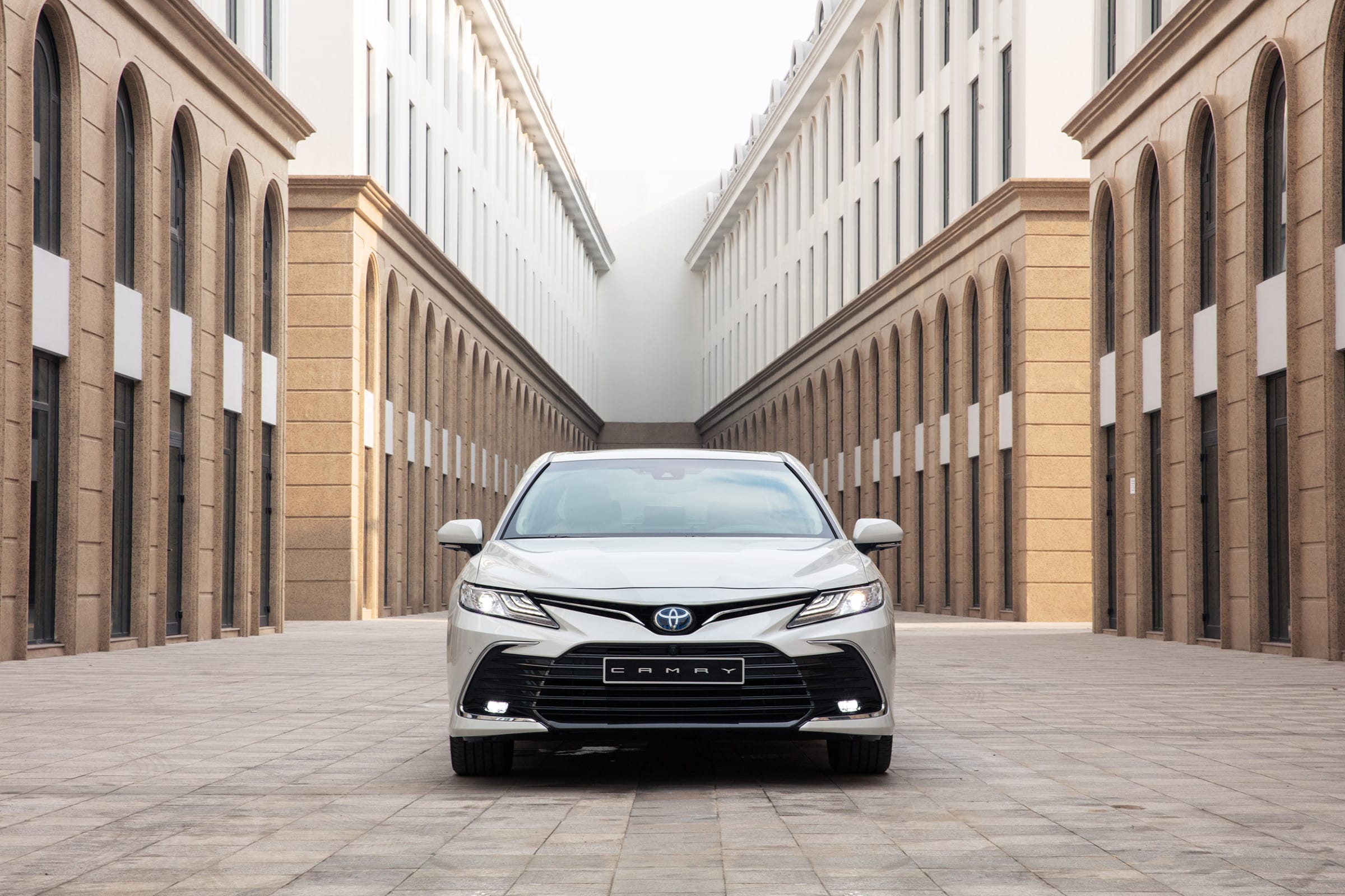 Kính chắn gió trên xe Toyota Camry, đảm bảo tầm nhìn rõ ràng