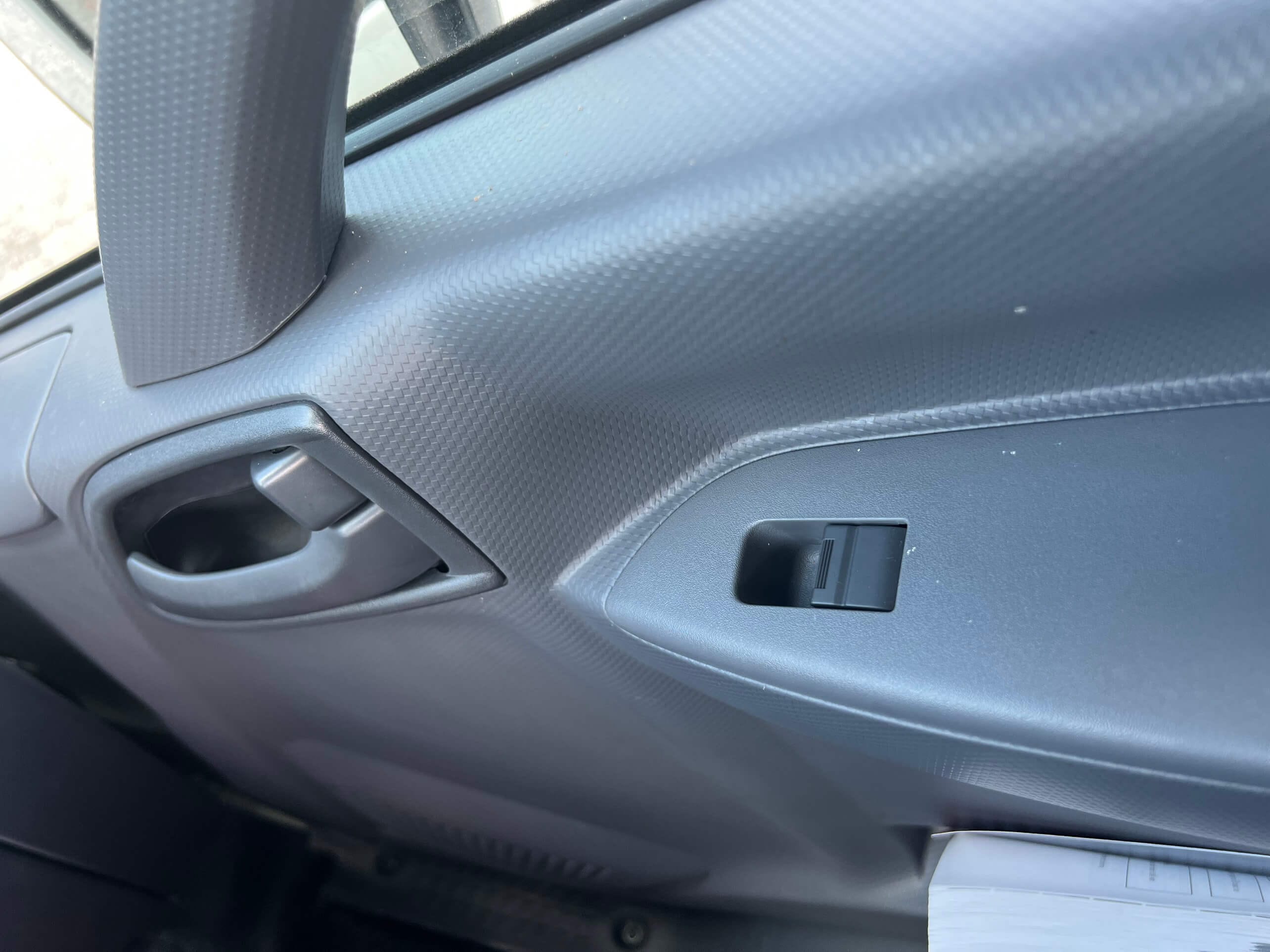 Kính chỉnh điện và hộc đựng đồ tiện lợi của xe tải Isuzu 5 tấn